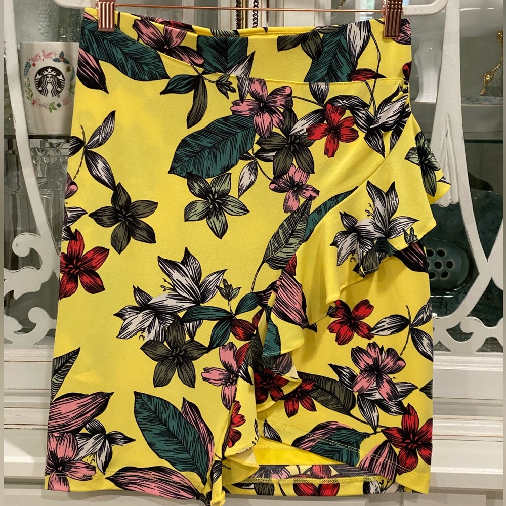 171.  EUC GUESS FLORAL LINED PENCIL SKIRT WITH SIDE RUFFEL SIZE SMALL